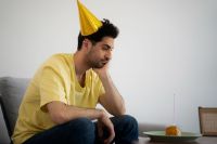 Por que aniversário incomoda tanta gente? Veja o que diz a psicologia