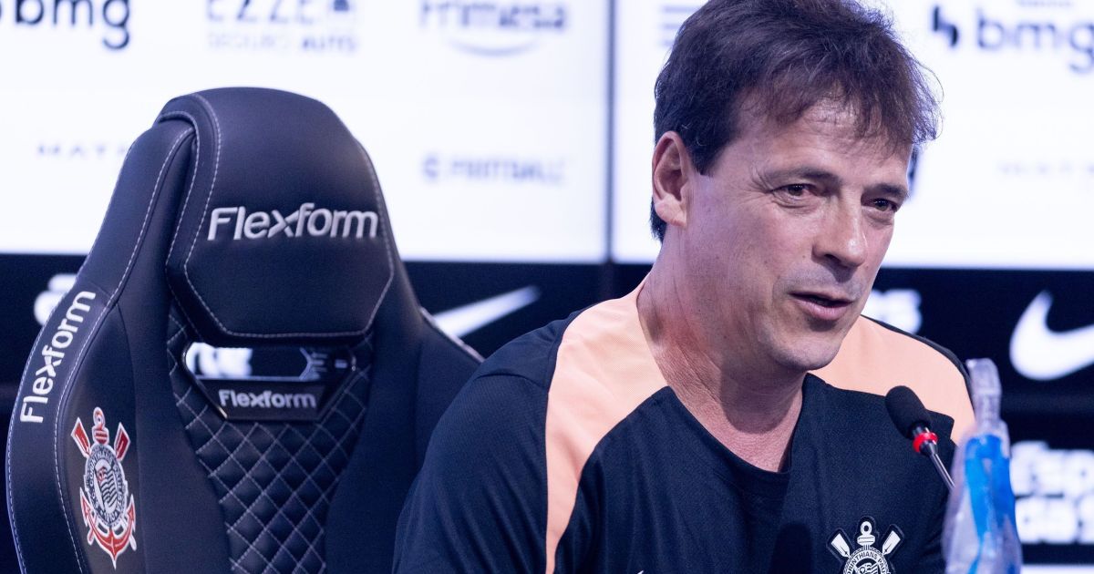 Fernando Diniz critica gramado da Neo Química Arena após lesões no Corinthians