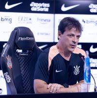 Diniz aponta culpado por empate do Corinthians e celebra ponto fora de casa