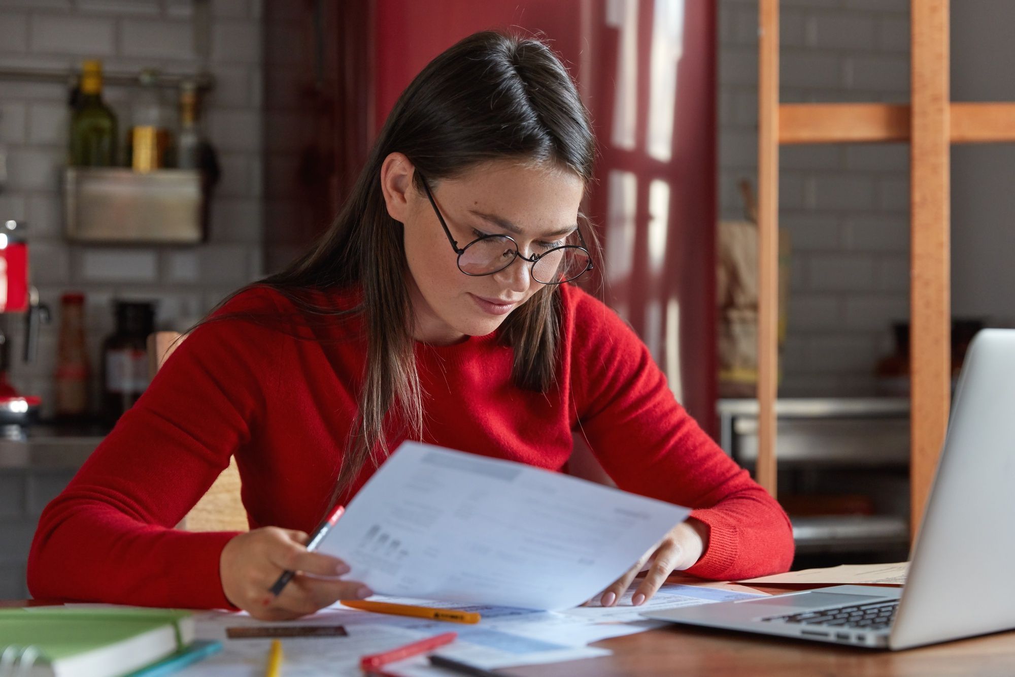 jovem-de-óculos-estudando-em-frente-ao-laptop