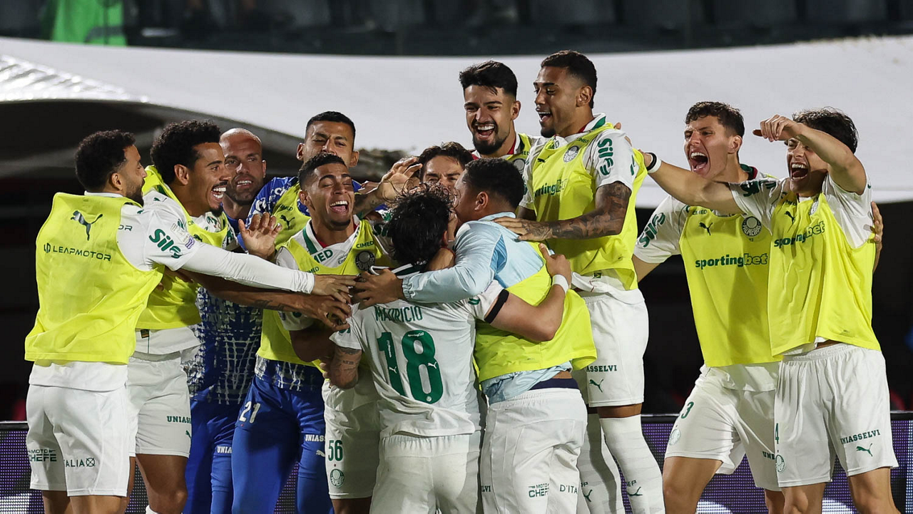 Imagem de destaque do post: Com dois a mais, líder Palmeiras goleia Vitória no Barradão