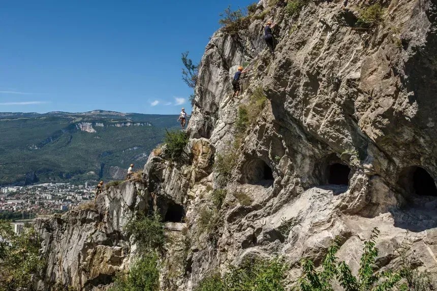 A Gruta Mandrin é um sítio arqueológico no sul da França, onde fósseis sugerem que neandertais e Homo sapiens também viveram ali • Aliaksei Kruhlenia/Alamy Banco de Imagem