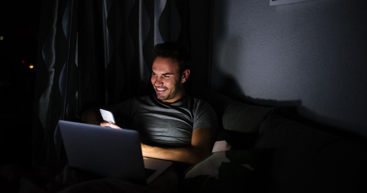 Passar muito tempo online está entristecendo as pessoas, aponta pesquisa