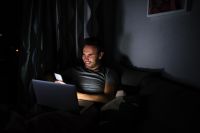 Passar muito tempo online está entristecendo as pessoas, aponta pesquisa