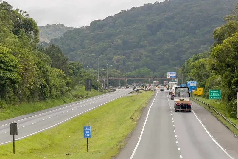 Ministro prevê até 10 leilões de rodovias e admite atraso na meta