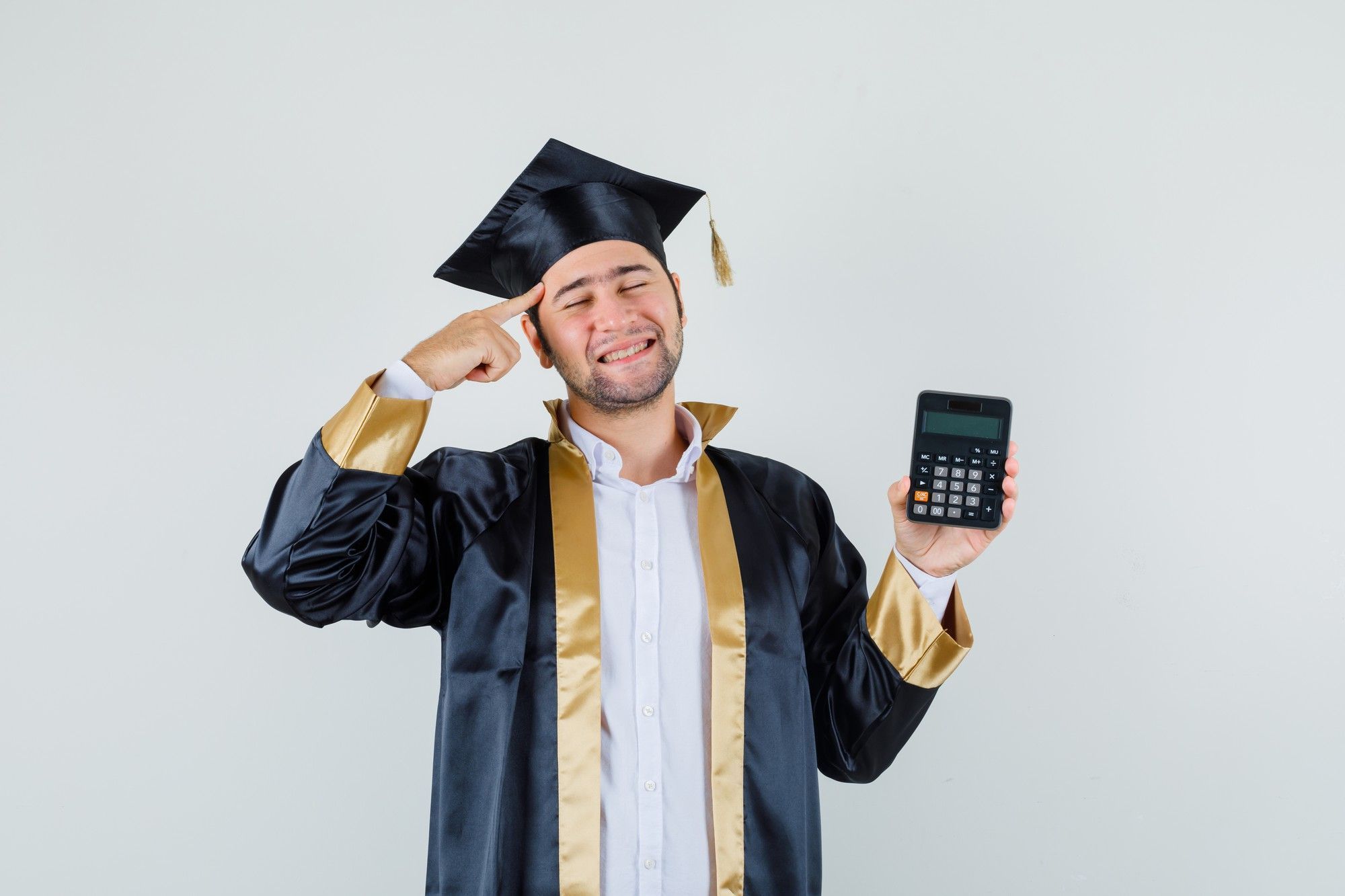 Jovem-em-uniforme-de-pós-graduação-segurando-uma calculadora