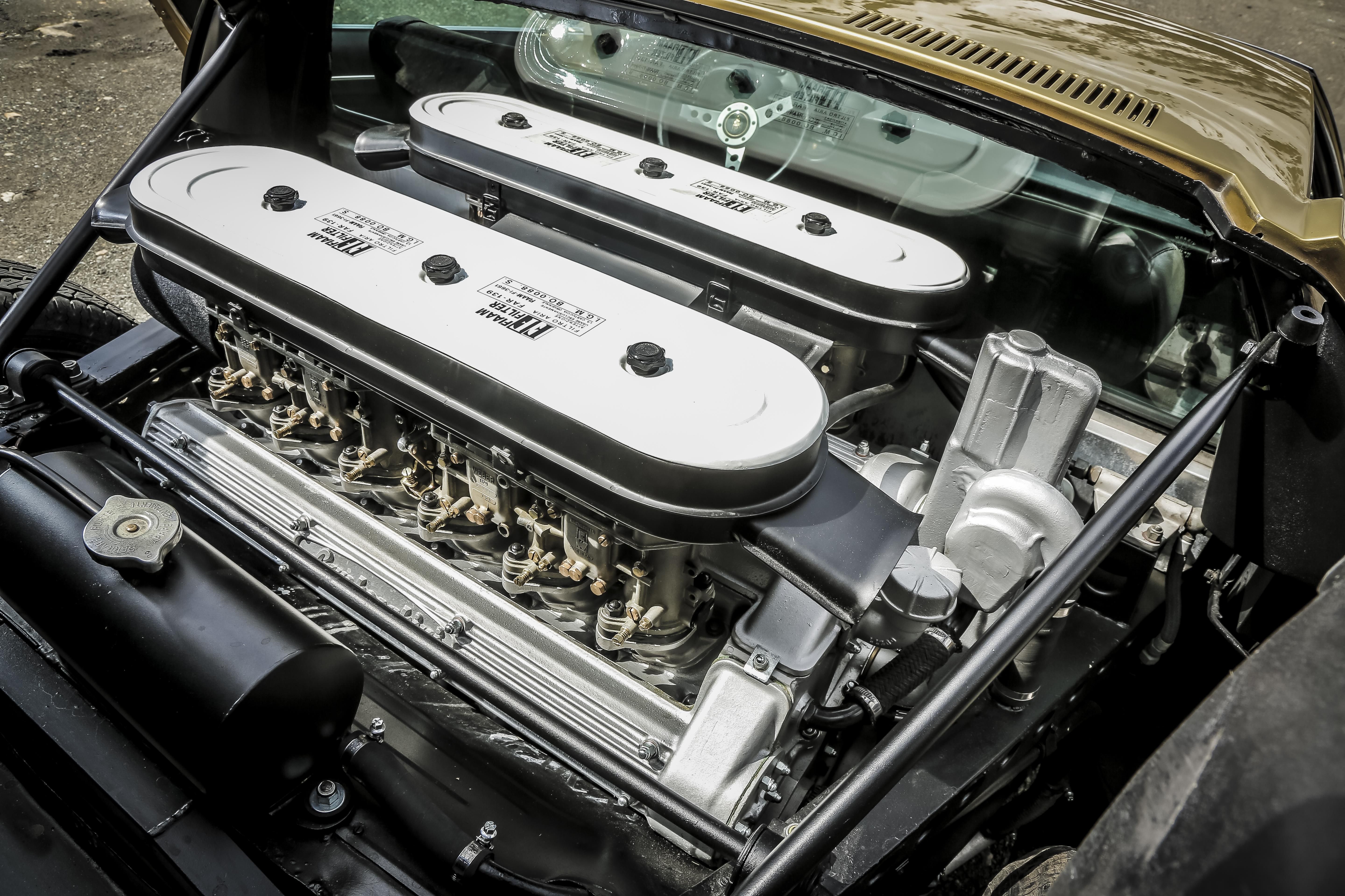 V12 central montado transversalmente atrás da cabine, Lamborghini Miura S • Divulgação * Lamborghini