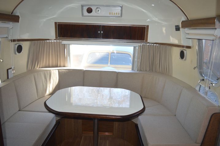 INterior do Trailer Airstream 1972 • Adair Santos/Divulgação
