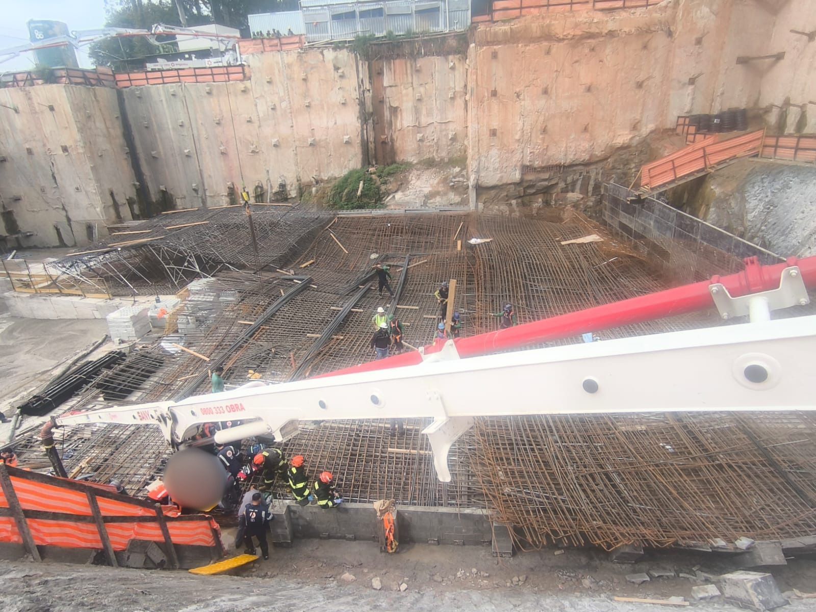 Ferragens e concreto desabam em obra e matam operário em SP • 16º Batalhão da PM