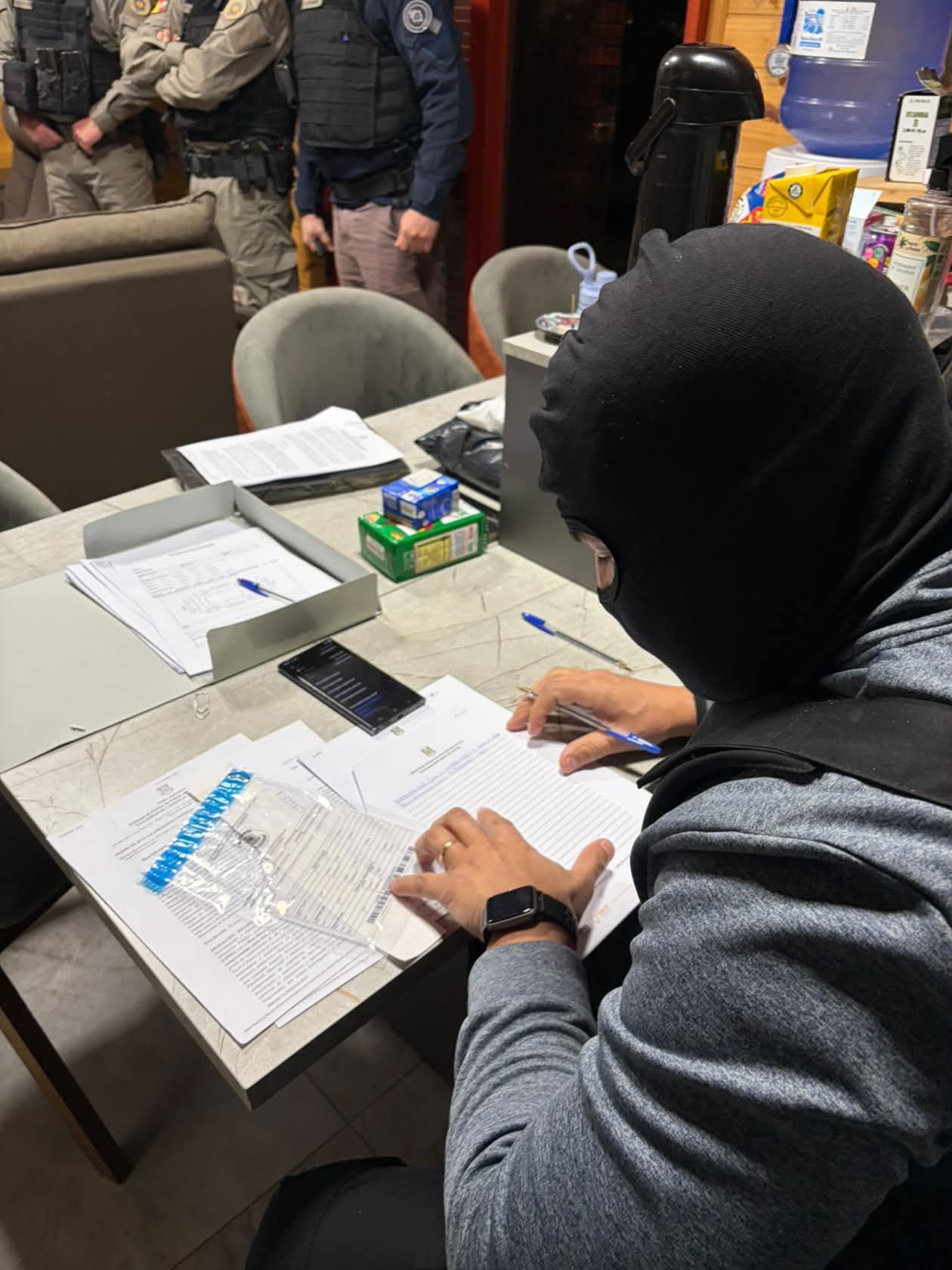 Embora os registros oficiais mantivessem os fornecedores contratados pelo município, os pagamentos eram desviados para empresas ligadas a uma ex-secretária com o uso de documentos e notas fiscais adulterados • GAECO/RS