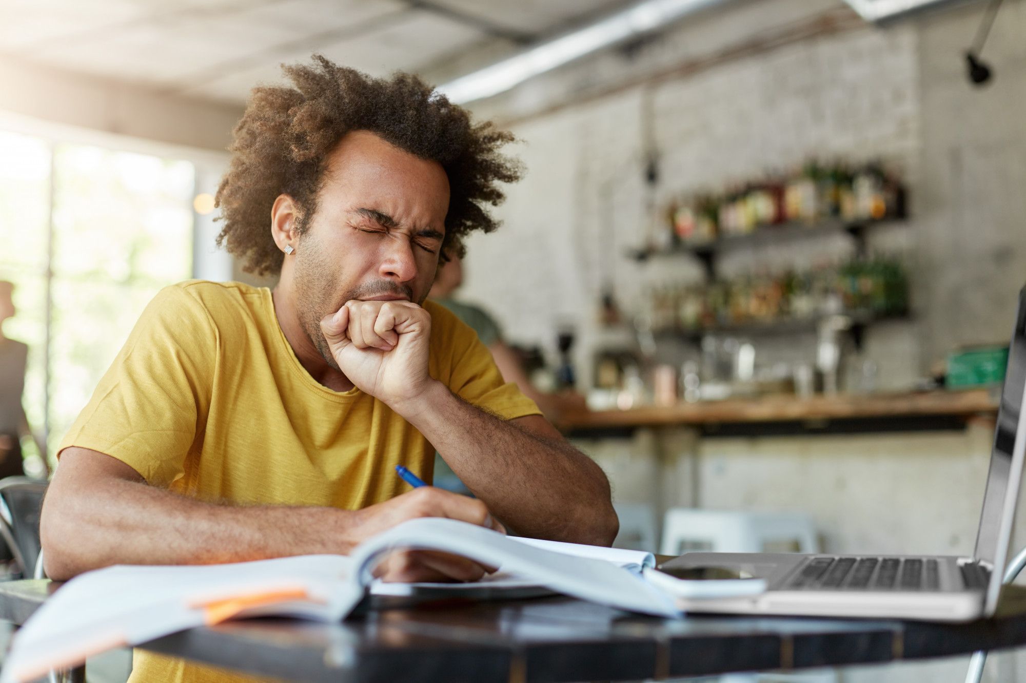 Estudar horas seguidas na véspera da prova cansa, mas fixa pouco • Wayhomestudio/Magnific