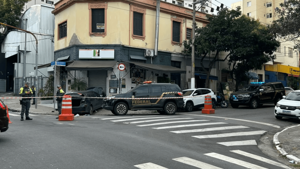 Delegado fica ferido em acidente com viatura descaracterizada da PF em SP
