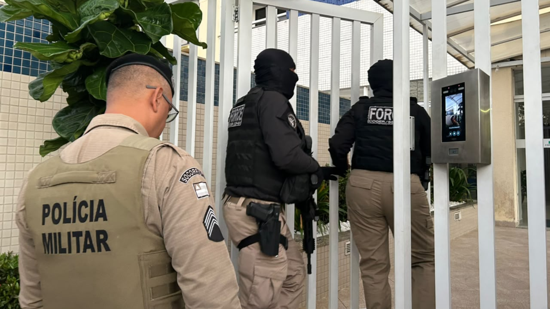 São cumpridos mandados de prisão e busca e apreensão em residências e locais funcionais de seis policiais militares investigados