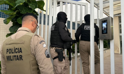 São cumpridos mandados de prisão e busca e apreensão em residências e locais funcionais de seis policiais militares investigados