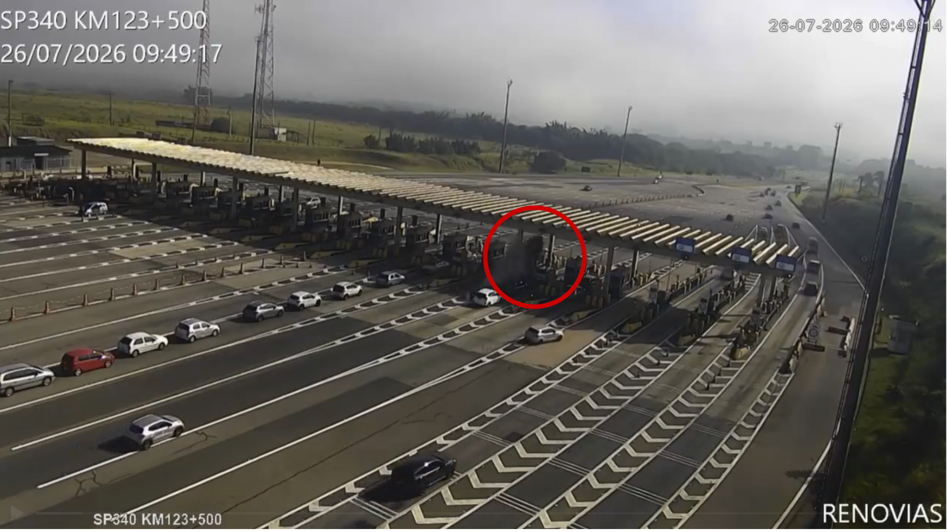 Uma câmera de segurança registrou o momento em que um carro em alta velocidade bateu gravemente em um pedágio, capotou e derrubou parte do telhado do local
