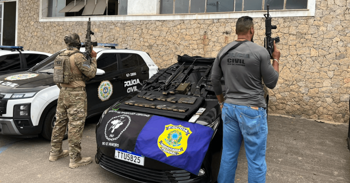 Carro roubado com placas de viatura oficial é apreendido no Rio de Janeiro