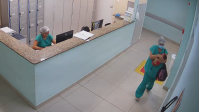 Vídeo: veja momento que técnica de enfermagem pega bebê para sequestrá-lo