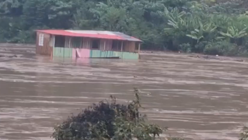 Vídeo mostra casa de fina de semana em sendo Linha Alcântara levada pelo Rio Taquari • Repordução