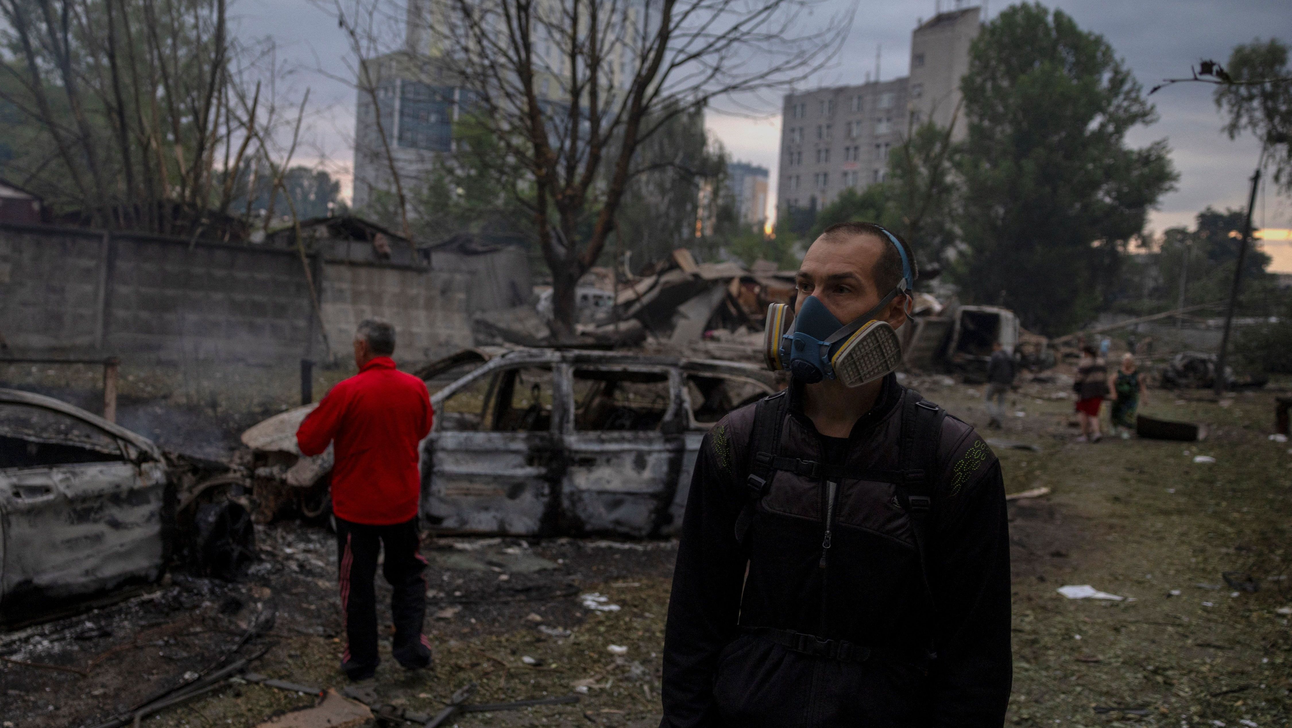 Consequências de ataque russo com mísseis e drones em Kiev