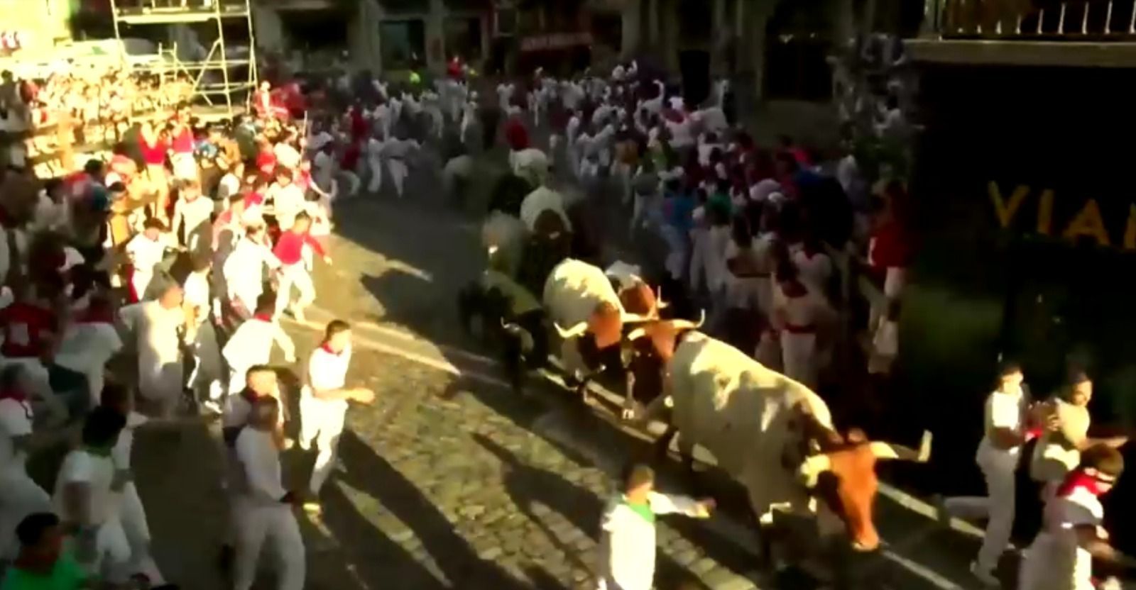 Abertura da tradicional corrida de touros em Pamplona na Espanha