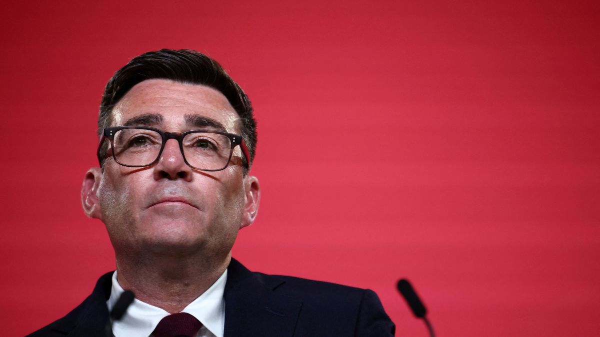 Andy Burnham promete limitar preço das passagens de ônibus no Reino Unido