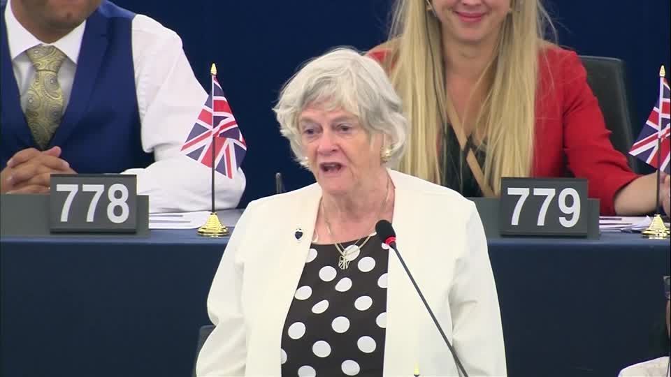 Parlamentar britânica foi morta com 21 marteladas, diz tribunal