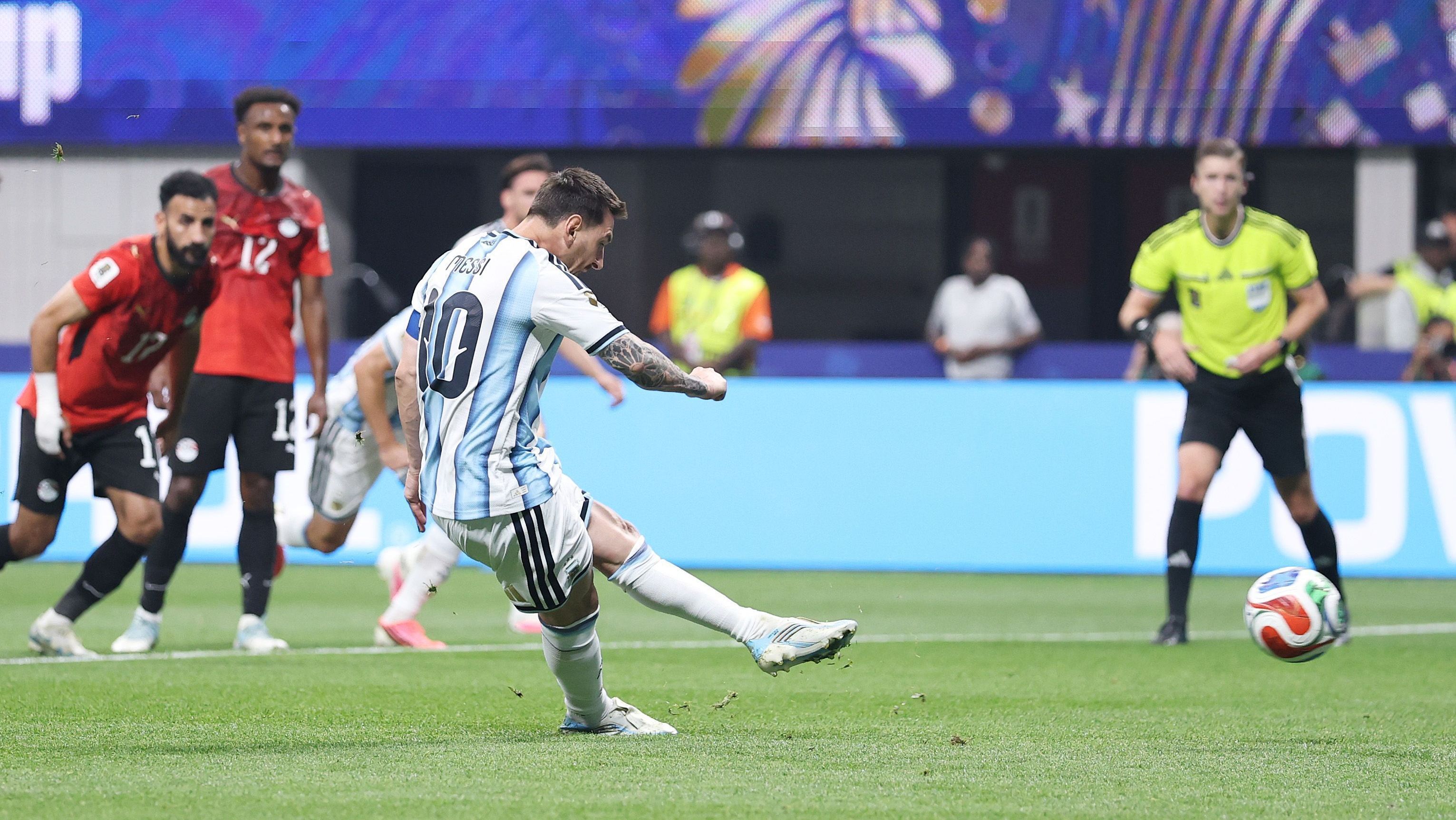 Lionel Messi perde pênalti para a Argentina contra o Egito na Copa