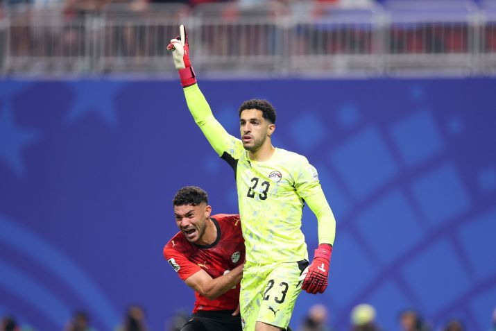 Mostafa Shobeir celebra a defesa no pênalti cobrado por Messi  • FIFA via Getty Images