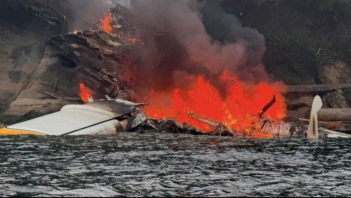 Avião com 11 pessoas a bordo caiu e pegou fogo na costa do estado de Washington