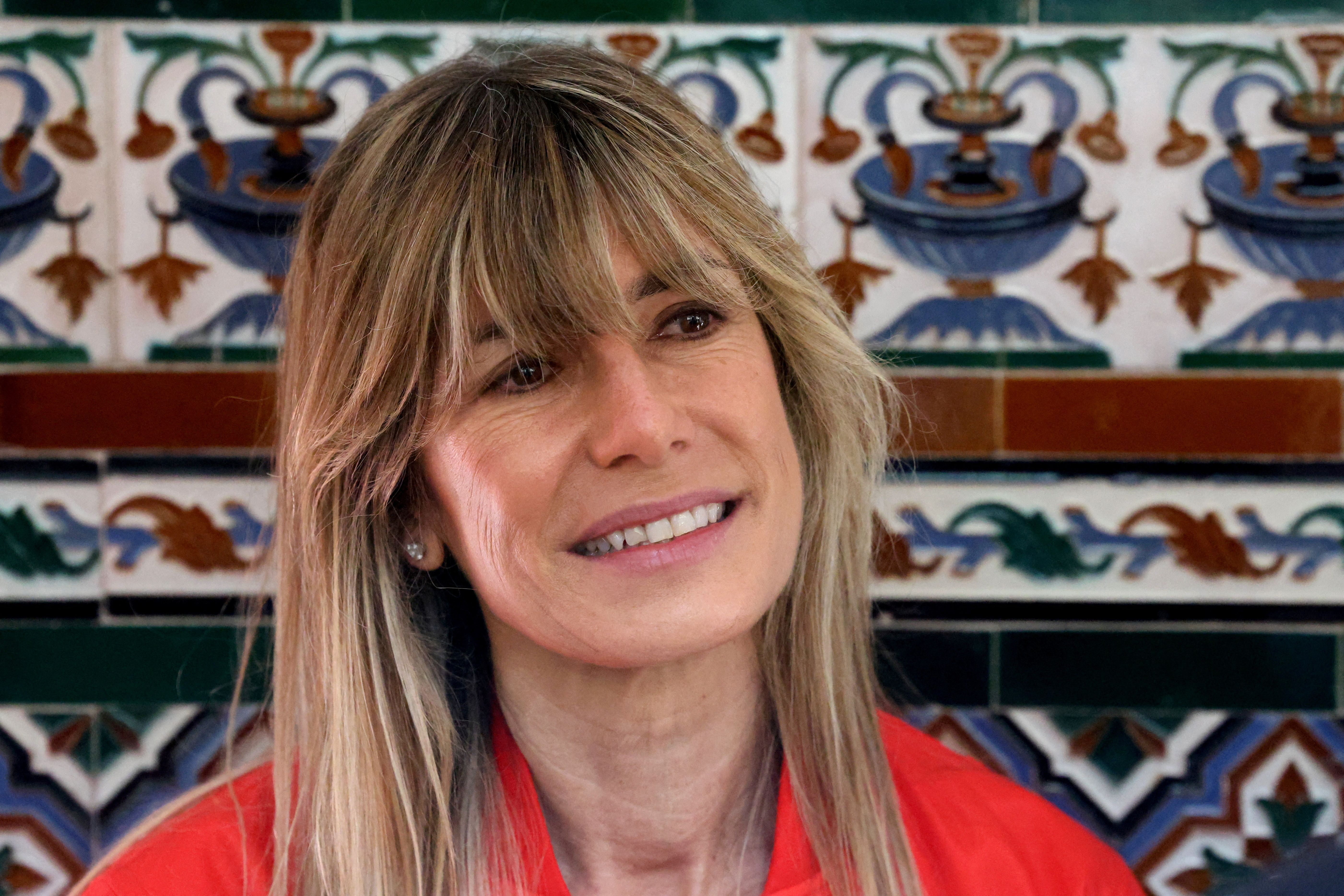 Begoña Gómez, esposa do primeiro-ministro da Espanha, Pedro Sánchez, observa seção eleitoral durante eleições para o Parlamento Europeu, em Madri