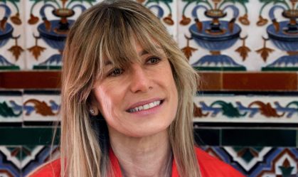 Begoña Gómez, esposa do primeiro-ministro da Espanha, Pedro Sánchez, observa seção eleitoral durante eleições para o Parlamento Europeu, em Madri