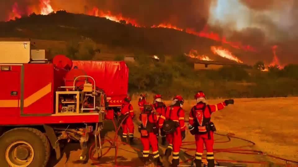 Bombeiros combatem incêndios florestais em regiões da Espanha