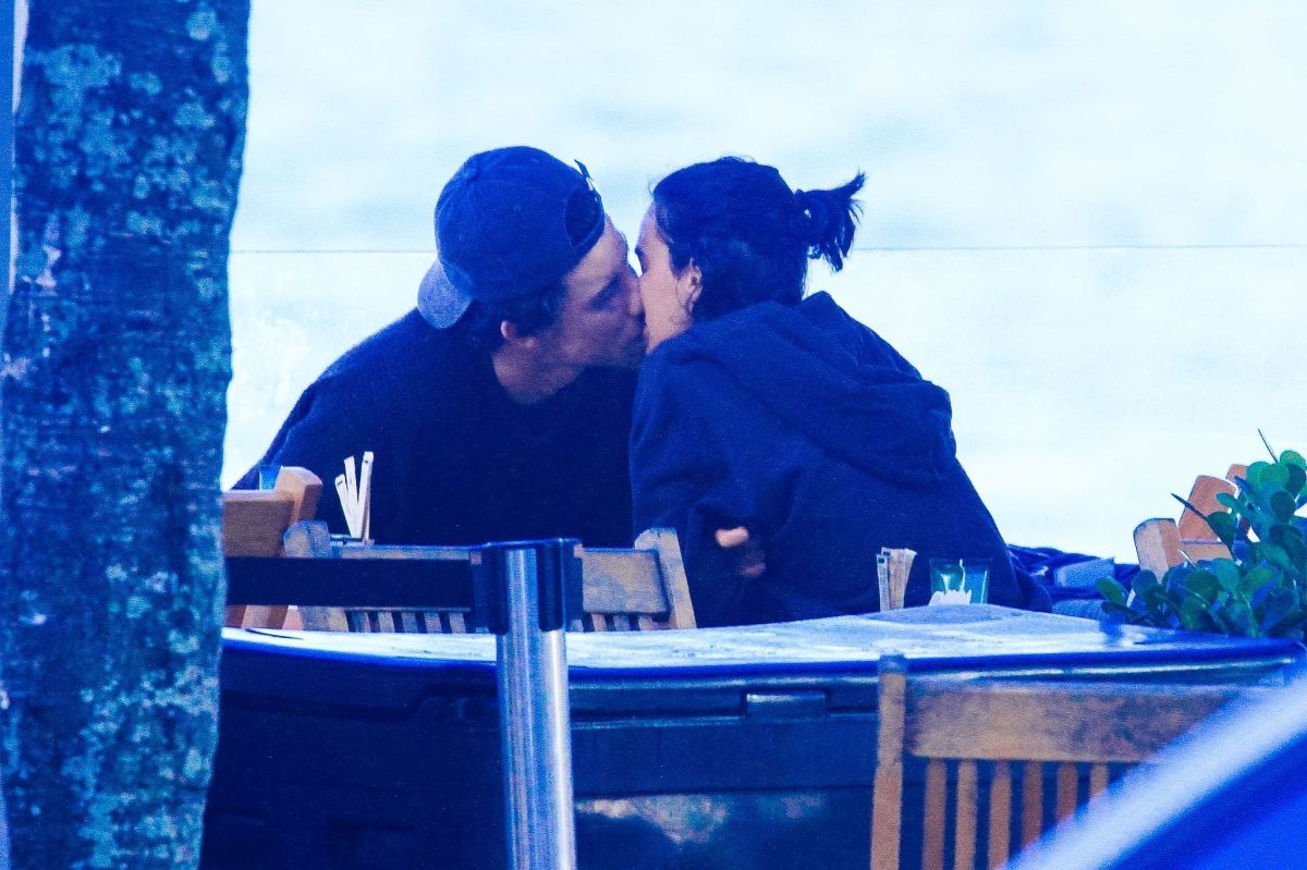 Bruna Marquezine vai à feira com os pais e Shawn Mendes no Rio; veja fotos