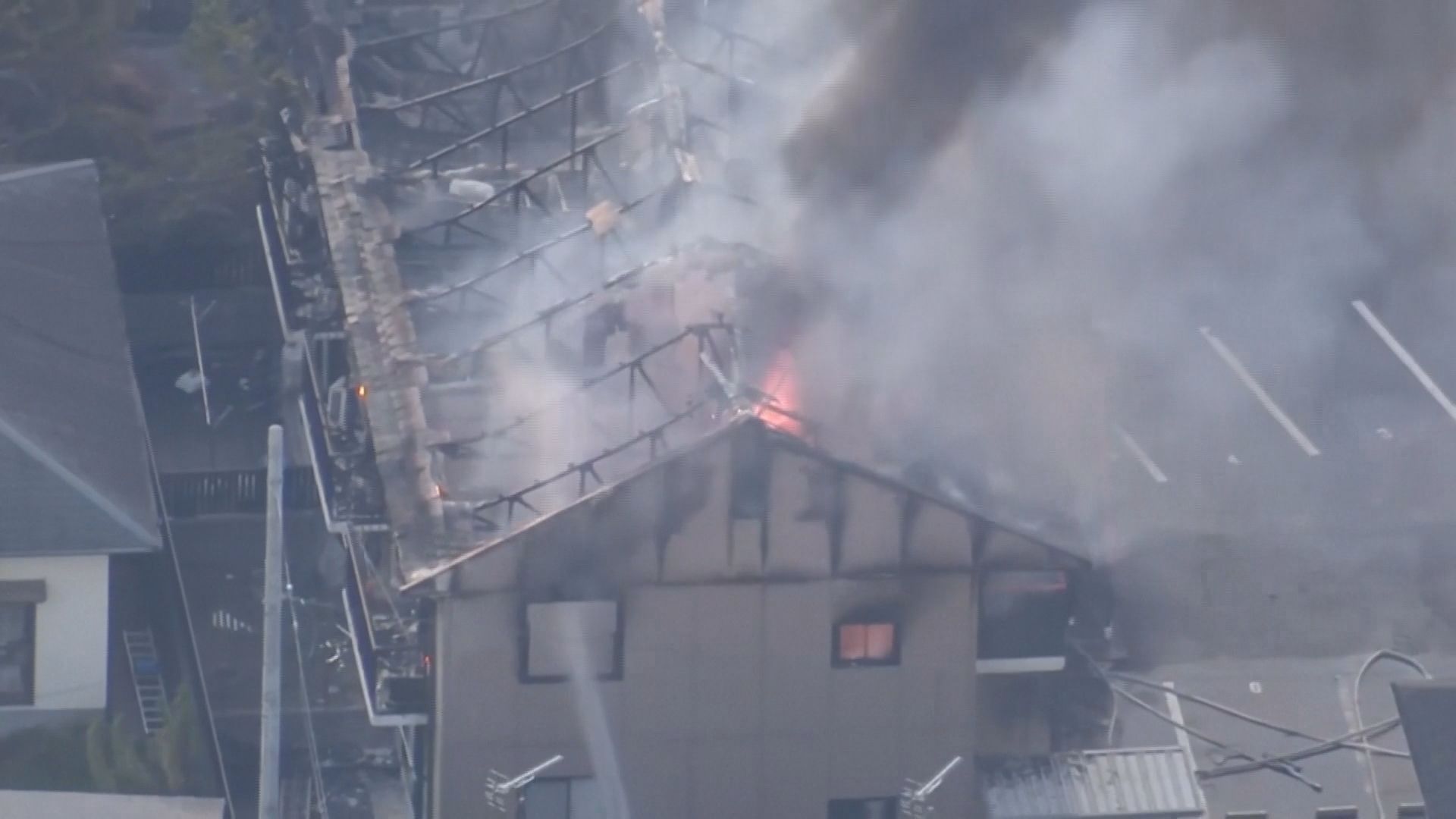 Casa pega fogo após terremoto no Japão • Reprodução/NIPPON TV/JAPAN/Reuters