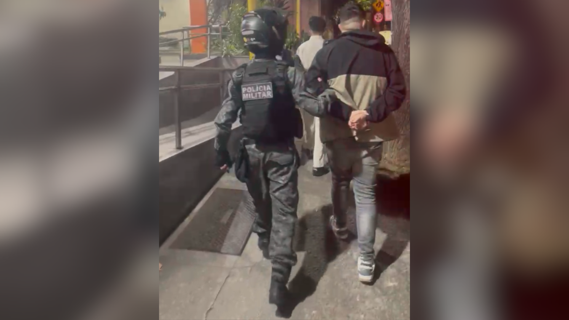De acordo com as autoridades, os estrangeiros estariam a caminho da região com o objetivo de praticar furtos em estabelecimentos comerciais