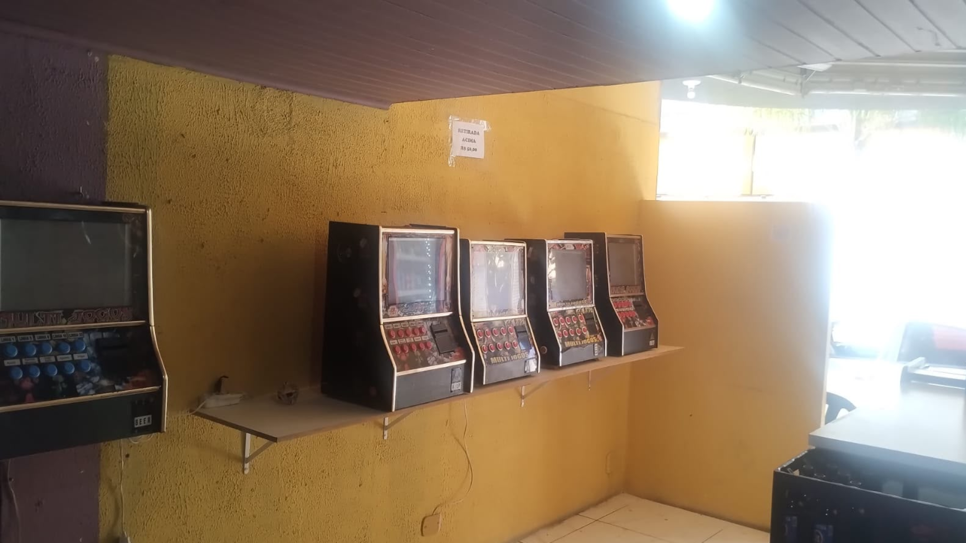 Durante a atividade, um morador informou que havia diversas máquinas destinadas à exploração de jogos de azar em funcionamento no endereço citado