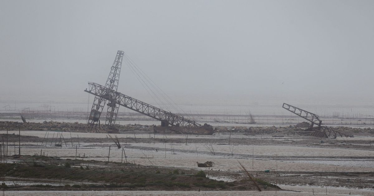 Enchentes no norte da China deixam bairros submersos em dois metros de água