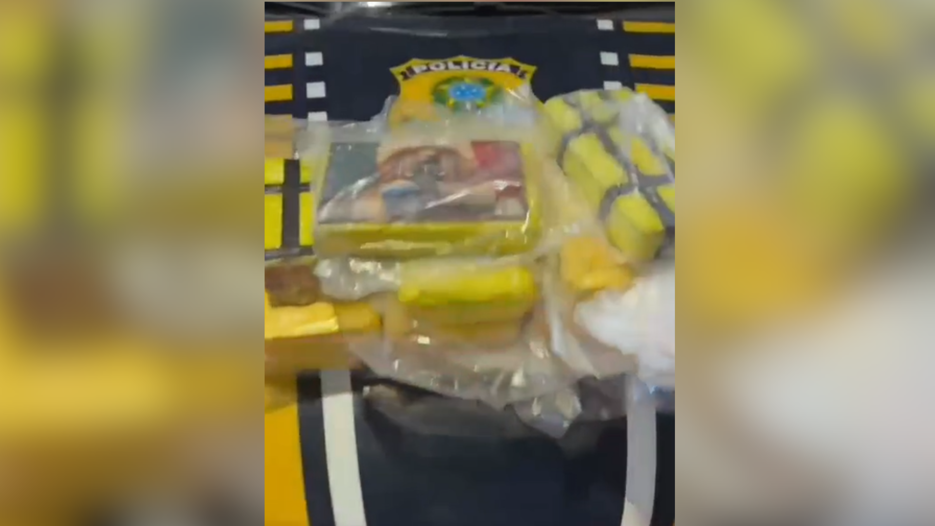 Casal transportava 12,8 kg de crack e foi detido, na noite de domingo (12), pela Polícia Rodoviária Federal
