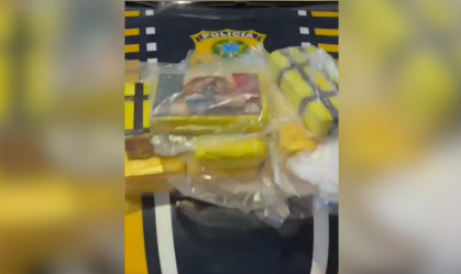 Casal transportava 12,8 kg de crack e foi detido, na noite de domingo (12), pela Polícia Rodoviária Federal