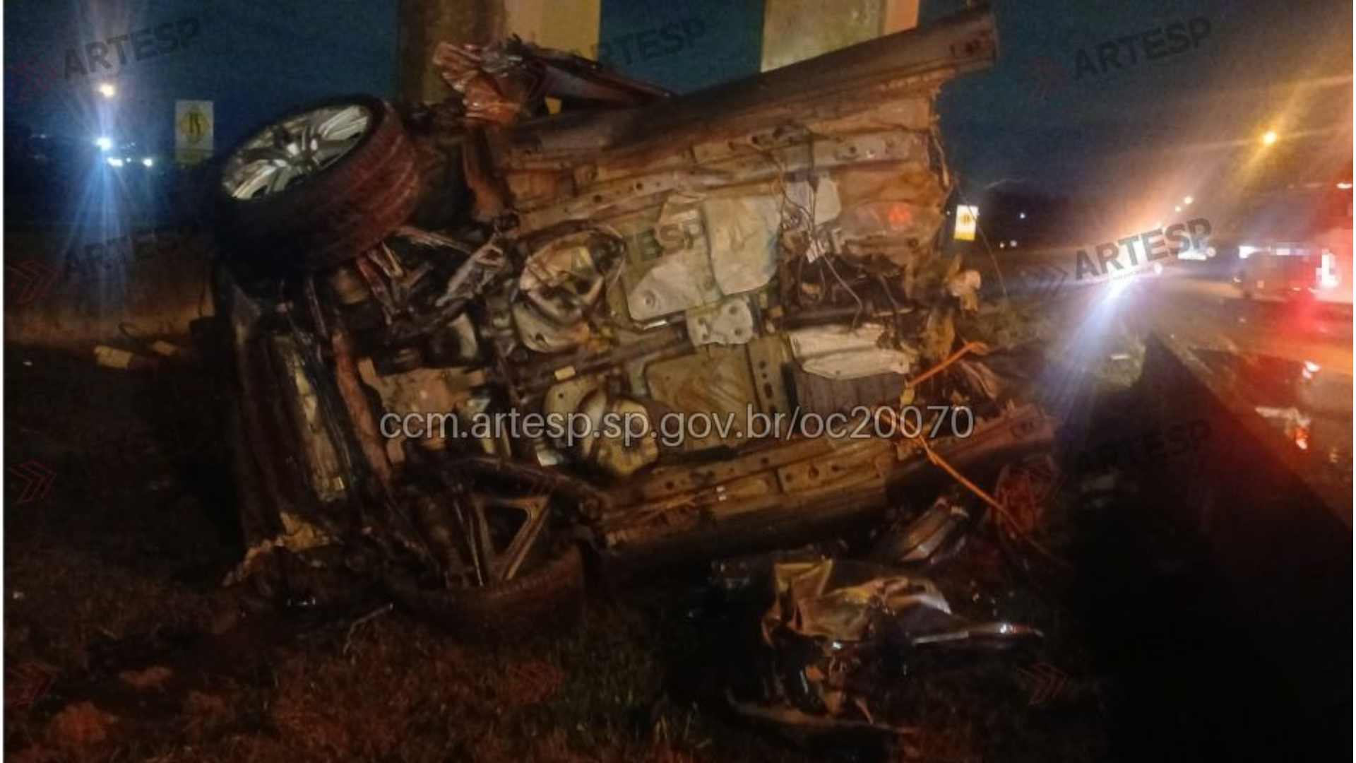 Vítima perdeu o controle do veículo e atingiu uma barreira de concreto da rodovia e uma pilastra de uma passarela