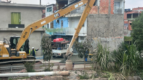 Os reparos iniciaram na manhã desta terça-feira (14) e, apesar da restauração, três casas seguem interditadas pela Defesa Civil
