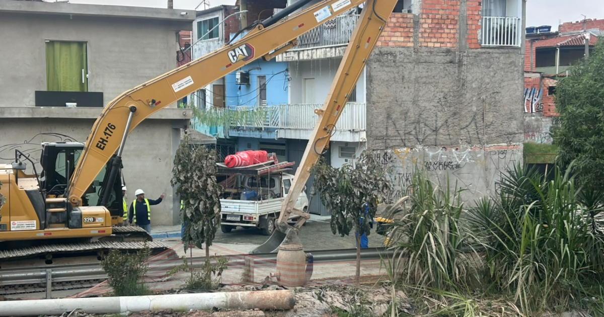 Duas casas são liberadas após interdição por cratera em Osasco (SP)