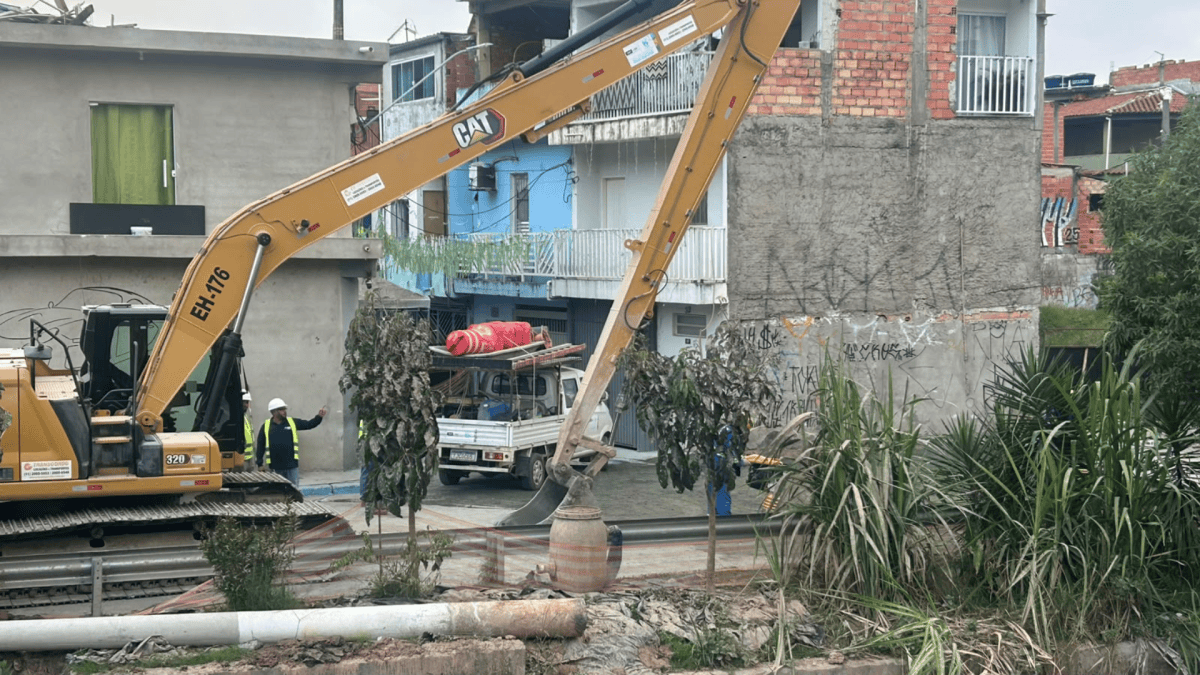 Vídeo: caminhão de lixo cai dentro de cratera após asfalto ceder em Osasco