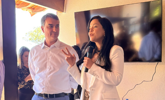 A vereadora Priscila Costa (PL-CE) declarou apoio ao senador Flávio Bolsonaro (PL), nesta quarta-feira (1º)