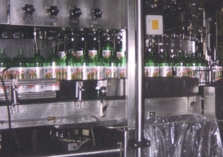 Foto histórica de produção de refrigerantes Dolly, empresa que decretou falência na quarta-feira (1°)