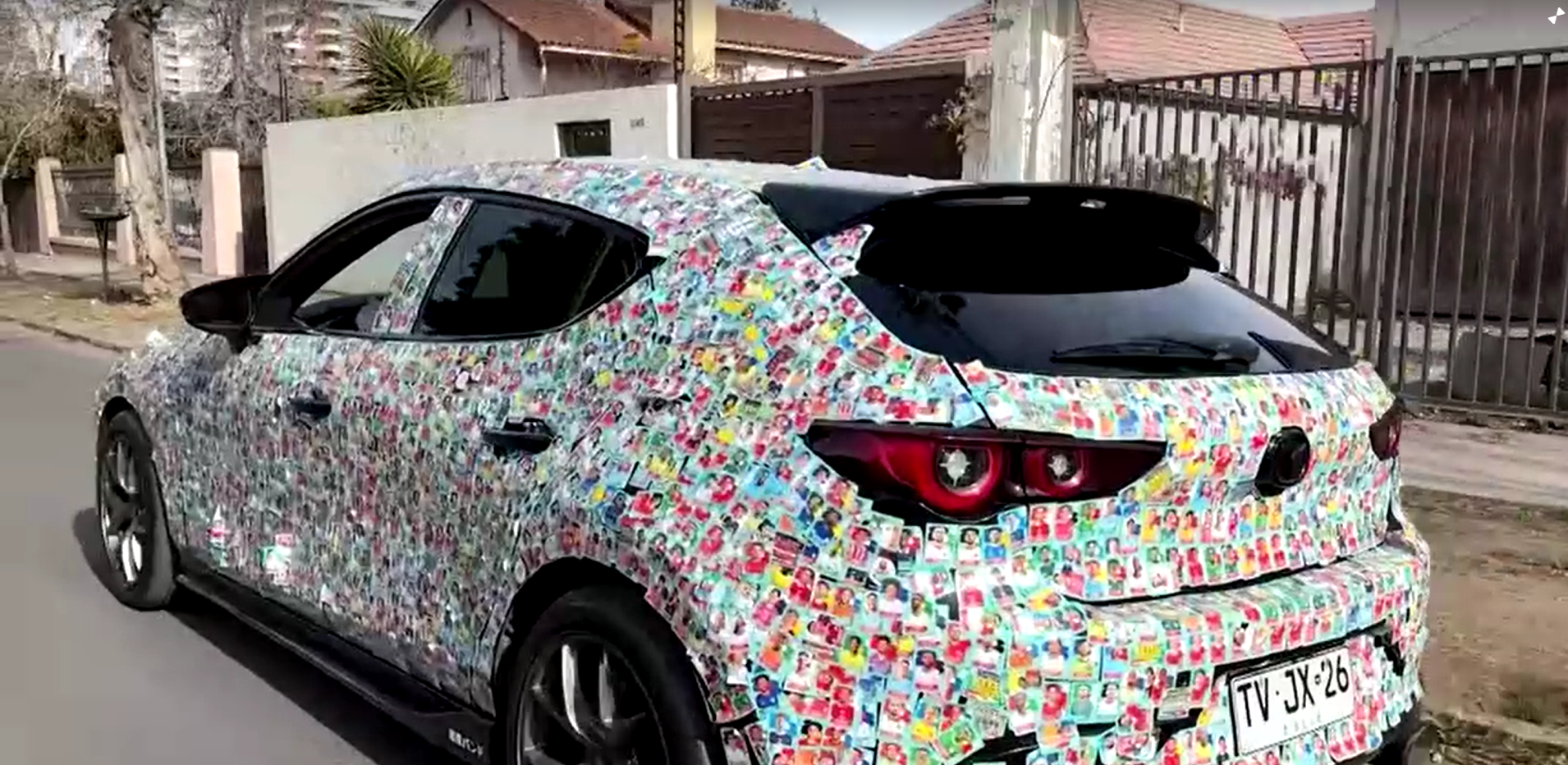 Torcedor chileno transforma seu carro em um álbum da Copa do Mundo