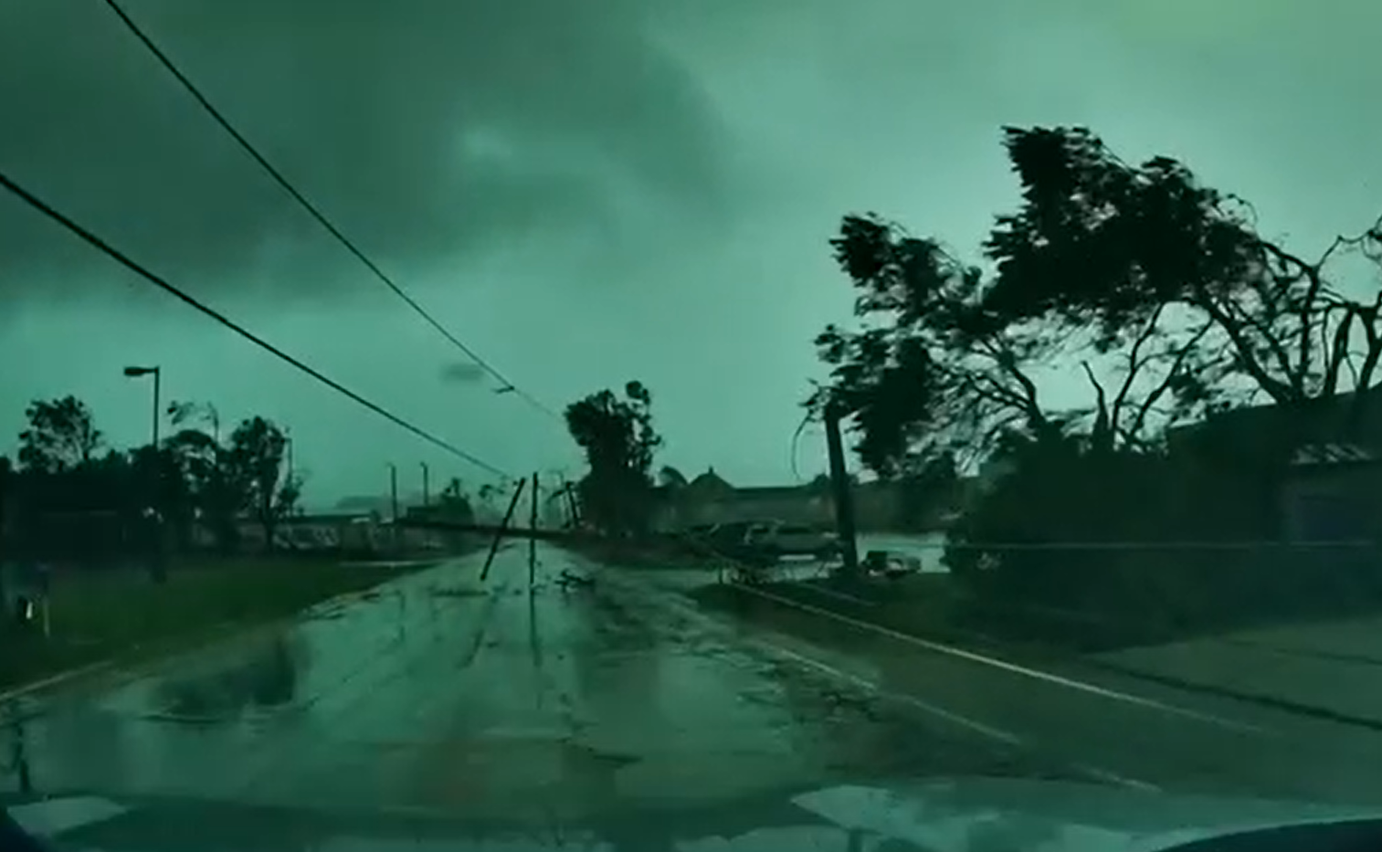 Imagens gravadas por um motorista mostram a destruição causada por um tornado nos EUA