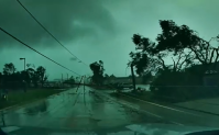 Vídeo mostra tornado derrubando árvores e postes em estrada nos EUA
