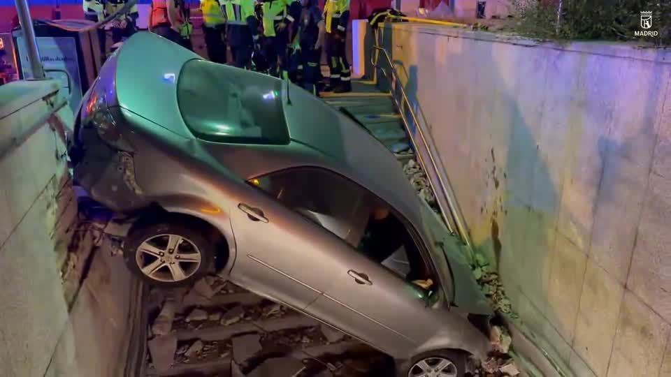 Carro bate na entrada do metrô de Madri; duas pessoas ficam feridas