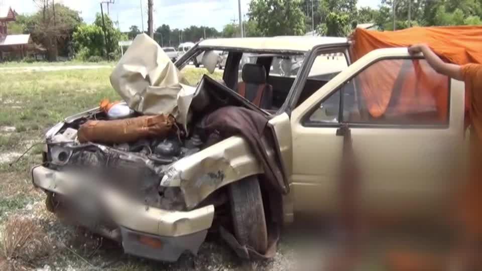 Carro dirigido por criança a Tailândia atropela e mata oito monges